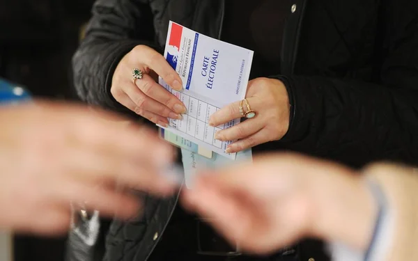 Carte électorale et documents nécessaires pour voter.