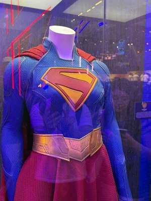 Costume de Superman visible dans une vitrine d'exposition.
