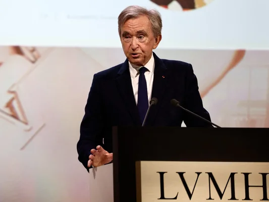 Bernard Arnault s'exprimant lors d'une conférence de presse ou d'une présentation officielle.