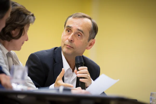 Robert Ménard, maire de Béziers, prenant la parole lors d'une conférence à Toulouse.
