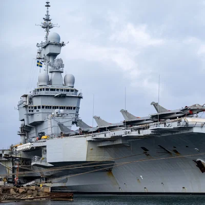 Le Charles de Gaulle à quai, prêt pour les retrouvailles.