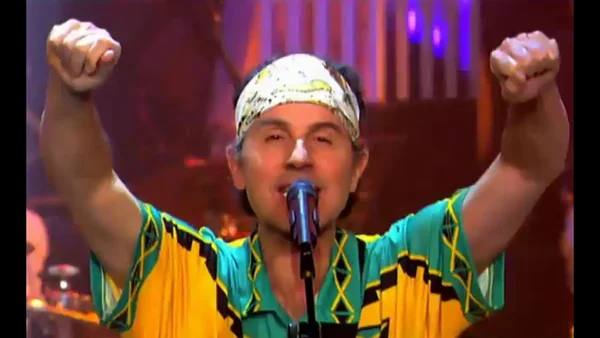 Raft en concert dans l'émission « Les Années Bonheur », les poings levés.