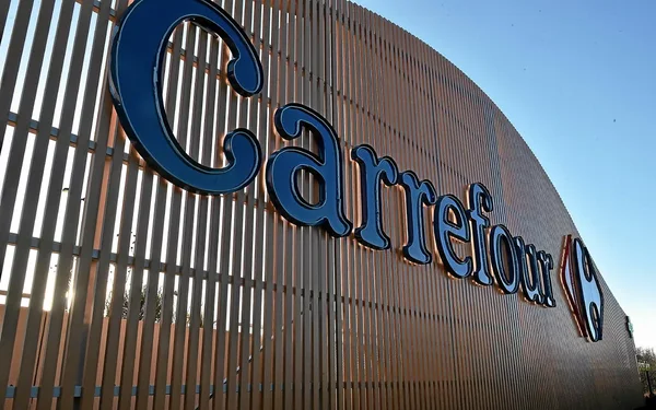 Façade d'un magasin Carrefour.