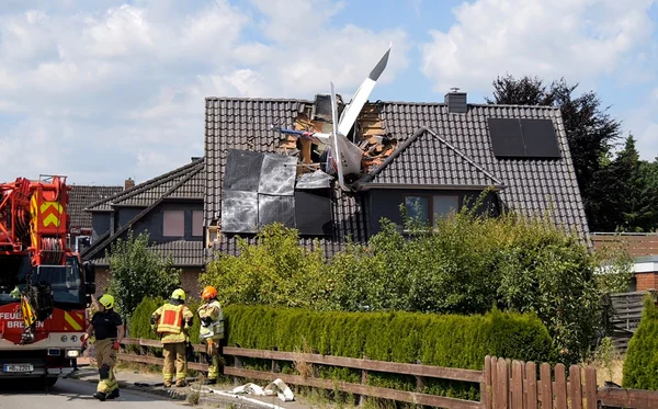 Un avion s'est écrasé sur une maison en Gironde, tandis que les secours interviennent sur les lieux.