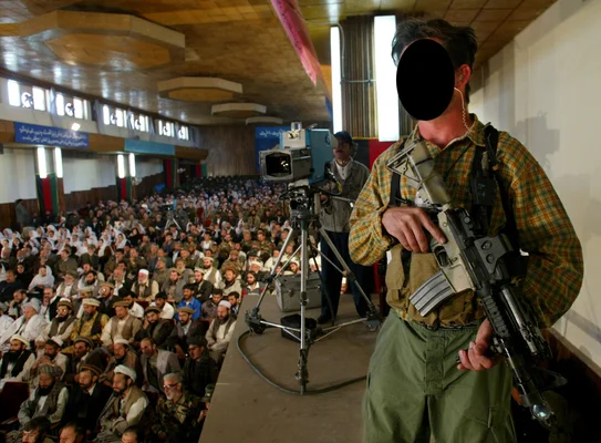 Un opérateur du DEVGRU (SEAL Team Six) en protection rapprochée lors d'une apparition du président afghan Hamid Karzaï.