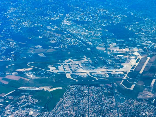 Vue aérienne de l'aéroport d'Orly, avec un Boeing 777 décollant pour Cayenne.