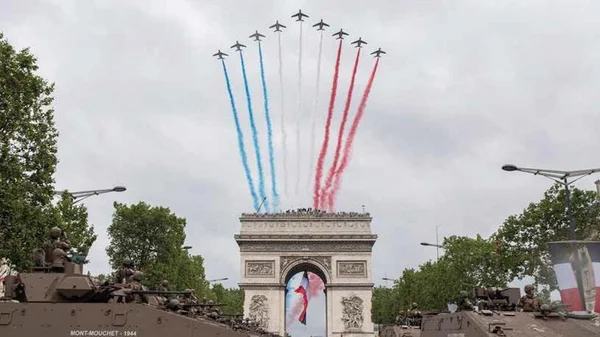 Défilé aérien du 14 juillet avec les traînées tricolores au-dessus de l'Arc de Triomphe