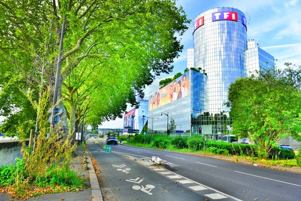 Le siège du groupe TF1 à Boulogne-Billancourt, symbole de la télévision française face aux défis des Gafam.