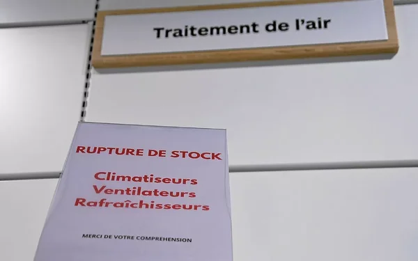 Rupture de stock de climatiseurs dans un magasin, illustrant la pénurie liée à la canicule.