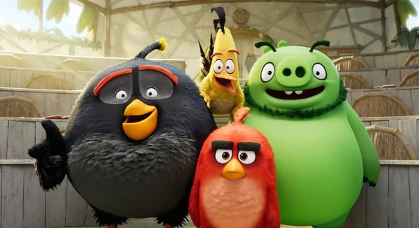 Les personnages Bomb, Chuck, Red et Leonard dans une arène, extrait des Angry Birds 2.