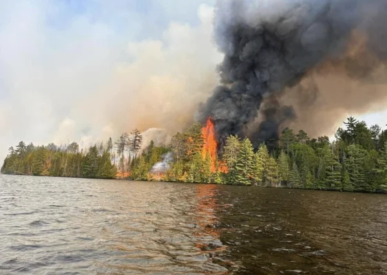 Incendie de forêt se propageant le long d'un lac en Ontario, provoquant des évacuations.