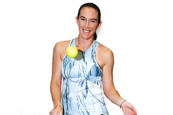 La joueuse Madison Brengle en pleine action lors d'un entraînement.