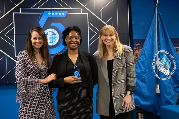Kristie Canegallo, Jen Easterly et une employée de la CISA lors de la cérémonie des prix annuels de l'agence à Arlington.