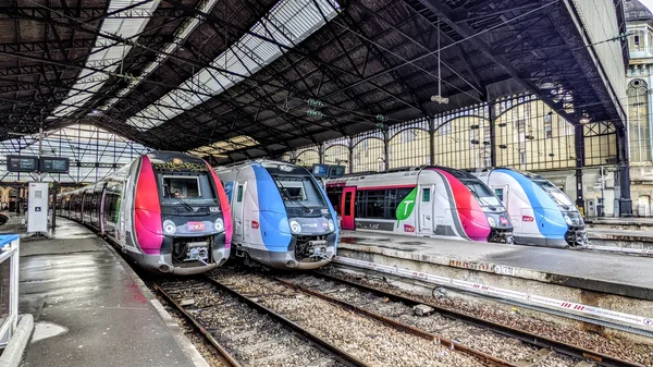 Rames du Transilien stationnées sous la verrière de la gare Saint-Lazare.