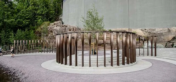 Monument en granit norvégien symbolisant les victimes des attentats du 22 juillet.