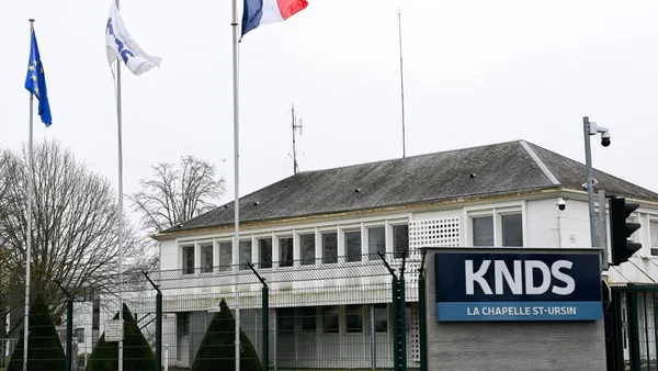 Entrée du site KNDS à La Chapelle-Saint-Ursin, classé Seveso, menacé par un incendie.