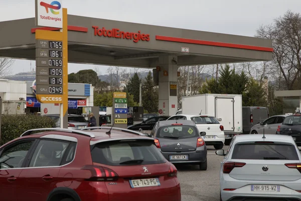 File d'attente dans une station-service TotalEnergies lors des craintes de pénurie de carburant.