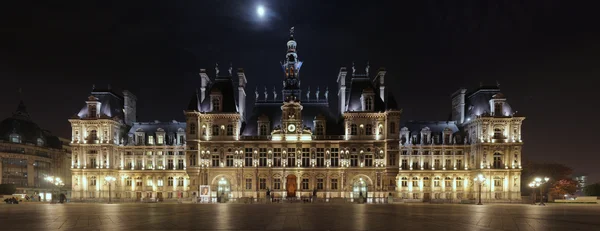 L'Hôtel de Ville de Paris, illuminé de nuit, lieu de l'attribution de la citoyenneté d'honneur.