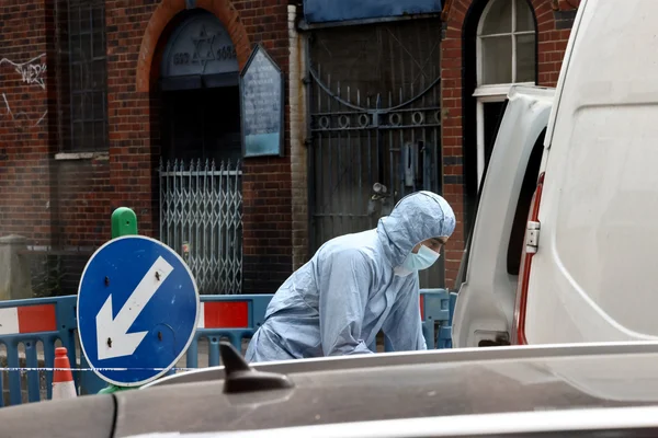 Un enquêteur sur les lieux d'un incendie criminel visant une ancienne synagogue à Londres, après une série d'attaques antisémites.