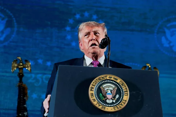 Donald Trump s'exprimant depuis un pupitre présidentiel lors d'une déclaration sur l'exil des « communistes ».