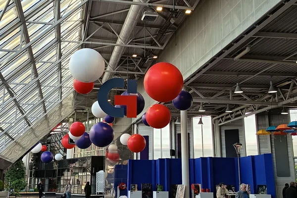 Hall d'exposition du salon Global Industrie 2026, avec une installation suspendue aux couleurs de la France.