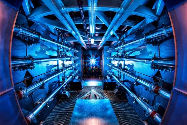 Installation industrielle futuriste évoquant les infrastructures de fusion nucléaire.