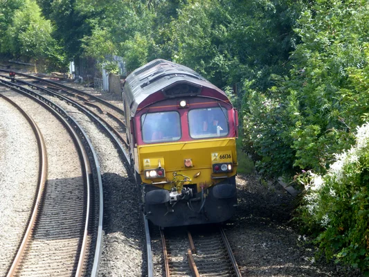 Locomotive Class 66 assurant le transport de trains d'acier vers Scunthorpe, un site clé de la sidérurgie britannique.
