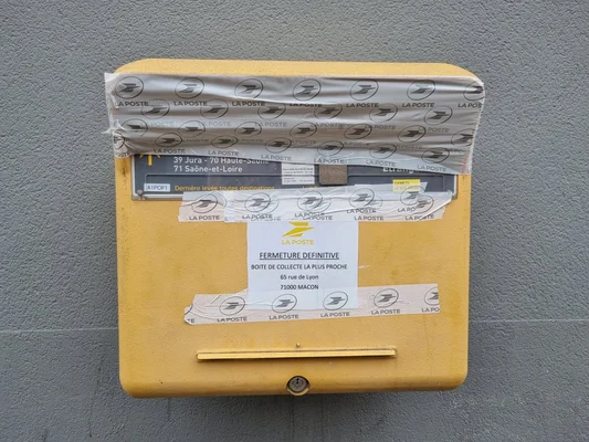Une boîte aux lettres jaune condamnée à Mâcon, illustrant la suppression des points de collecte.