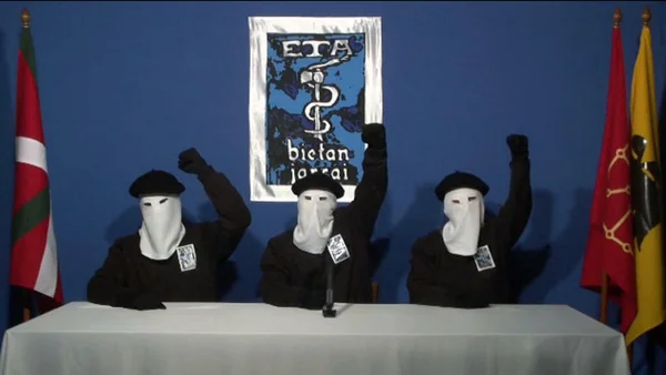 Membres d'ETA levant le poing lors d'une conférence de presse.