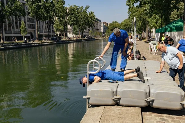 Intervention sur une plateforme flottante au canal Saint-Martin.