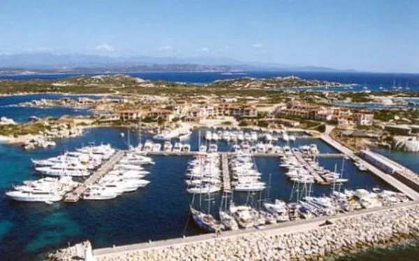 Le port de plaisance de Cavallo, refuge des yachts de luxe.