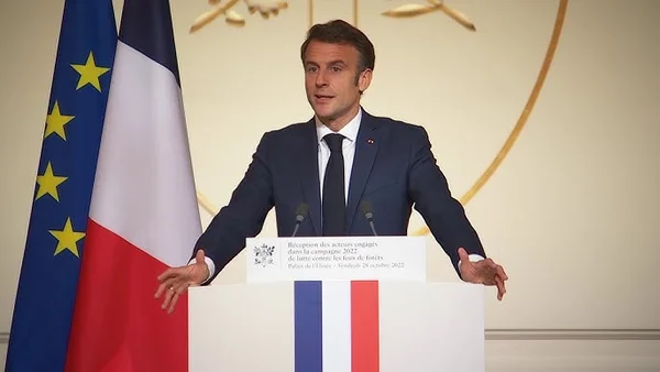 Emmanuel Macron s'adressant à la presse au sujet des Canadair.