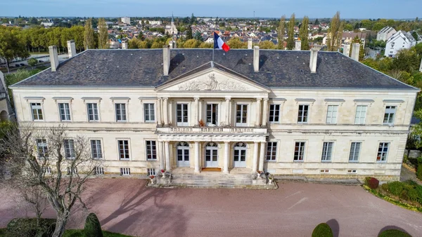 La Préfecture de l'Indre, vue du ciel, au cœur de son environnement urbain.