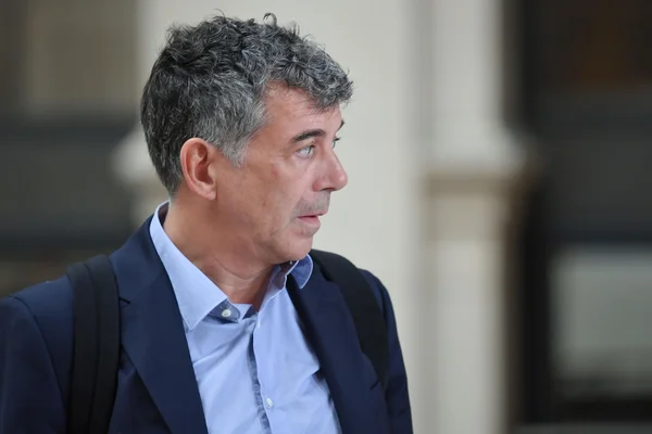 Portrait de Stéphane Plaza avant son entrée au tribunal.