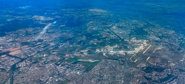 Vue aérienne de l'aéroport Paris-Orly montrant ses pistes et terminaux.
