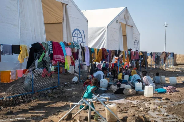 Des déplacés font la queue pour obtenir de l'eau potable dans un camp au Soudan du Sud.