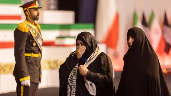 Femmes en deuil lors des funérailles de l'ayatollah Khamenei à Téhéran.