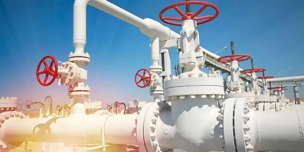 Infrastructure de tuyaux et vannes dans une installation de traitement de gaz.