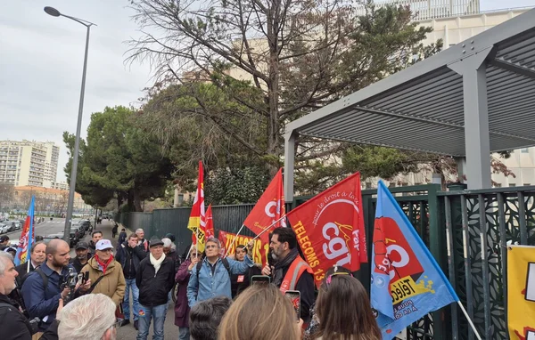 Des salariés d'Orange et des syndicalistes manifestent devant le site de Saint-Mauront pour s'opposer à son déménagement.