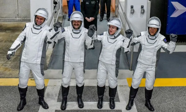 Équipage d'astronautes SpaceX célébrant après une mission.