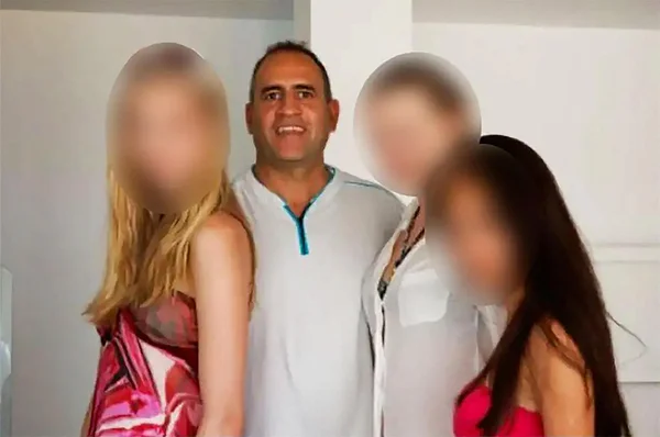 Daniel Siad (au centre) entouré de trois femmes, leurs visages masqués pour des raisons de confidentialité.