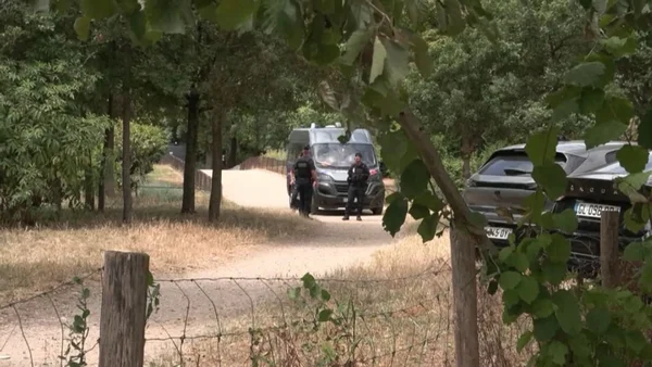 Deux agents lors de la reconstitution du meurtre de Philippine au bois de Boulogne.