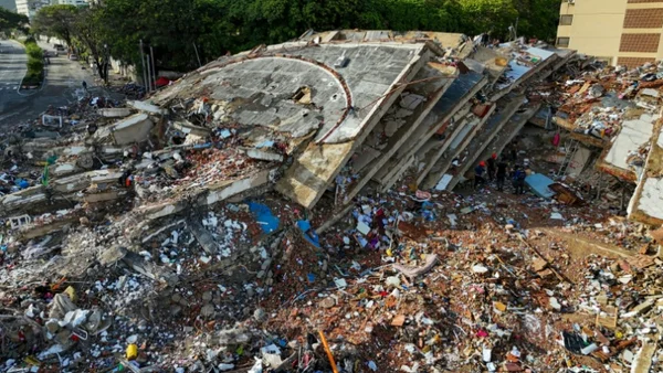 Vue aérienne des ruines d'un immeuble effondré après le double séisme au Venezuela.