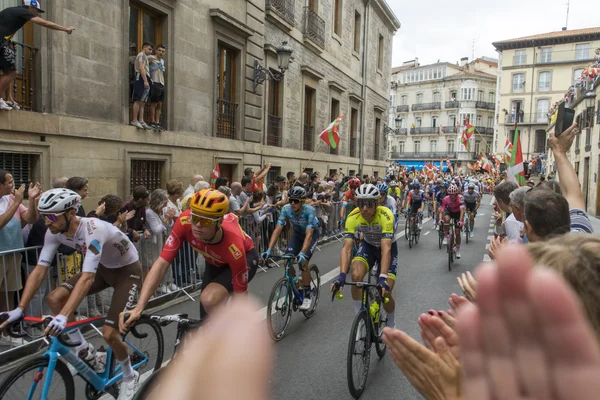 Le peloton du Tour de France 2023 dans les rues de Vitoria-Gasteiz, lors de la deuxième étape, avec des coureurs comme Rui Costa et Mikel Landa.
