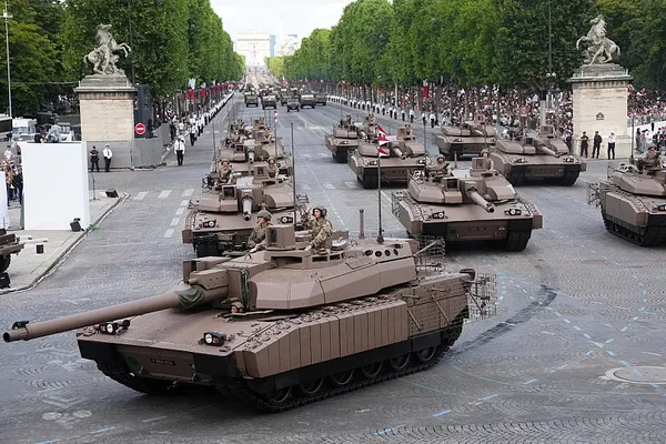 Chars Leclerc défilant sur les Champs-Élysées lors du défilé du 14 juillet