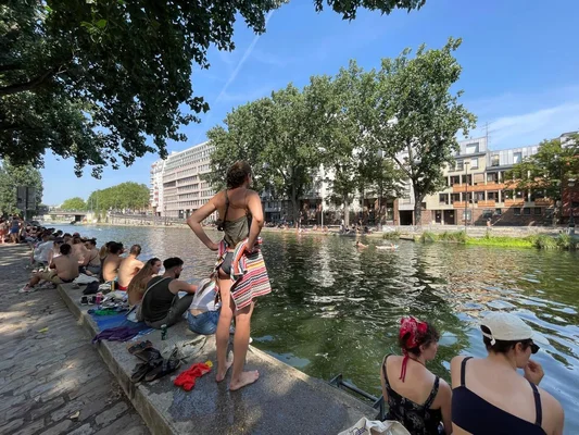 Baignade estivale sur les berges du canal Saint-Martin à Paris.