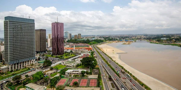 Skyline d'Abidjan, capitale économique de la Côte d'Ivoire, vue aérienne.