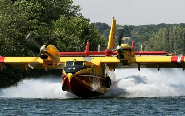 Un Canadair CL-415 écopant sur un plan d'eau pour lutter contre l'incendie de Fontainebleau.