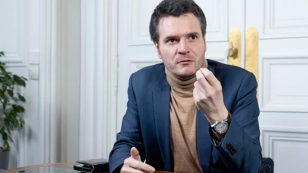 Benjamin Morel, constitutionnaliste, interviewé au sujet des dates de la présidentielle.