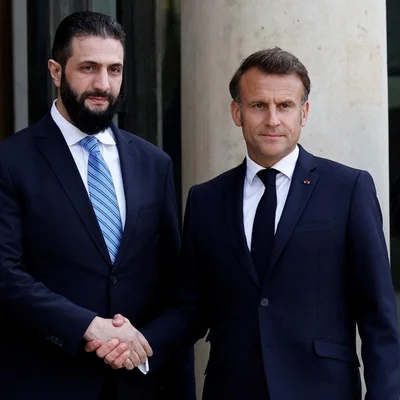 Emmanuel Macron et le président syrien Ahmed al-Charaa lors d'une rencontre officielle en extérieur.